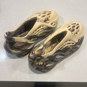 Yeezy foam runners cream clay men’s size 4